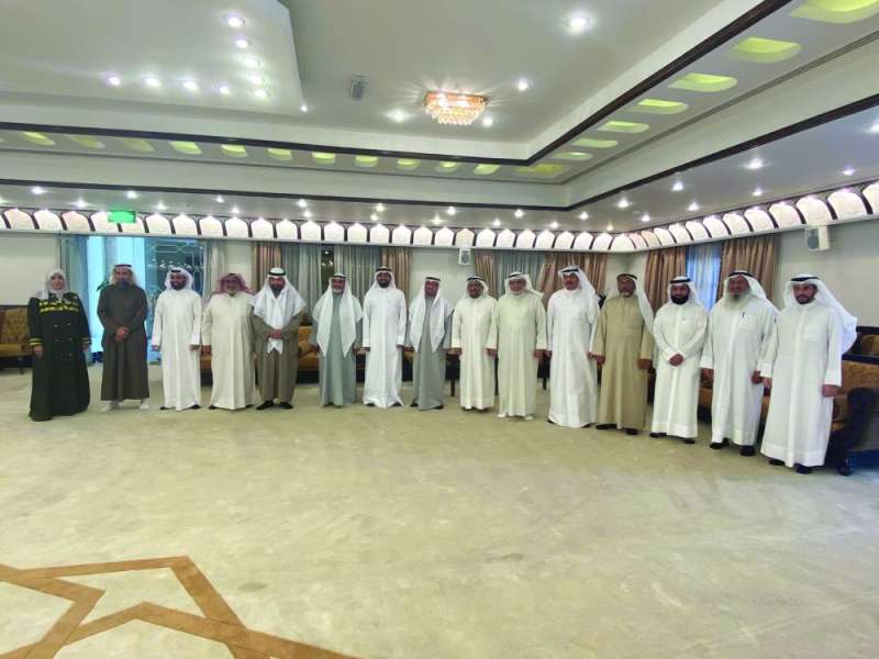 
ممثل وزير التربية ومسؤولو المبرة وأسرة المطوع
