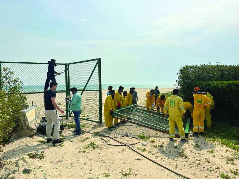 
فريق إزالة المخالفات في بلدية حولّي يُزيل الشباك التي تعترض الوصول إلى البحر
