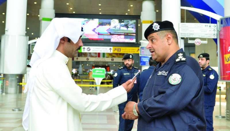 إبراهيم الجلال مُتحدّثاً للزميل نايف كريم خلال الزيارة للمطار الدولي (تصوير سعود سالم)