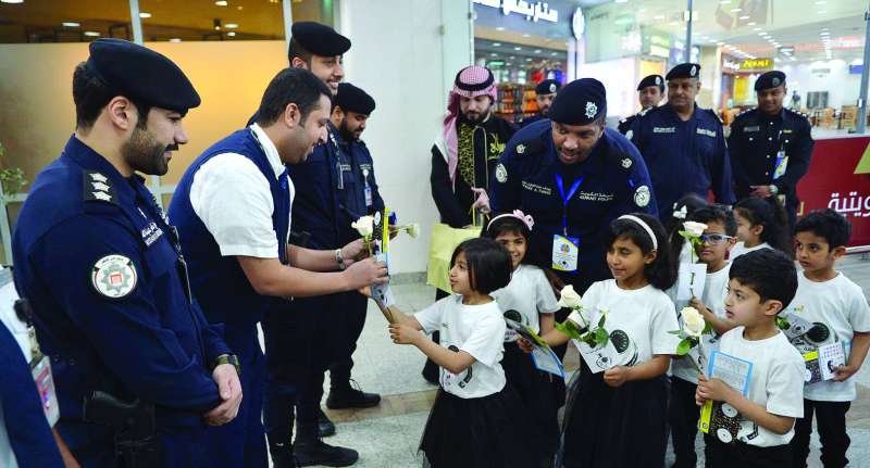 
ورود وهدايا لمسؤولين في الطيران المدني وأمن المطار
