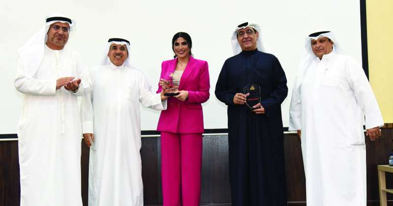 بودي والأنصاري مكرمّين بحضور السفير الإماراتي وخالد رمضان وعبدالعزيز التويجري 	(تصوير سعود سالم) 