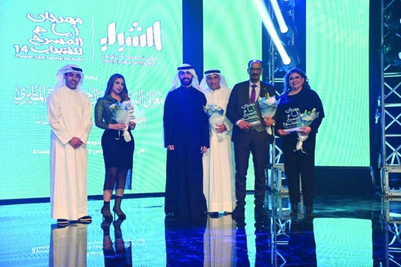 السبيعي والمزعل مع أعضاء اللجنة الفنية	(تصوير نايف العقلة)