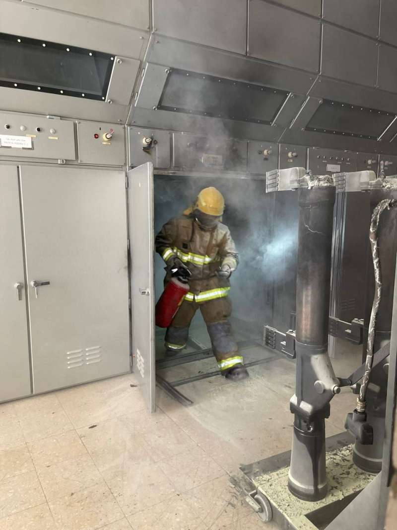 إطفائي خلال مكافحة حريق المحطة 