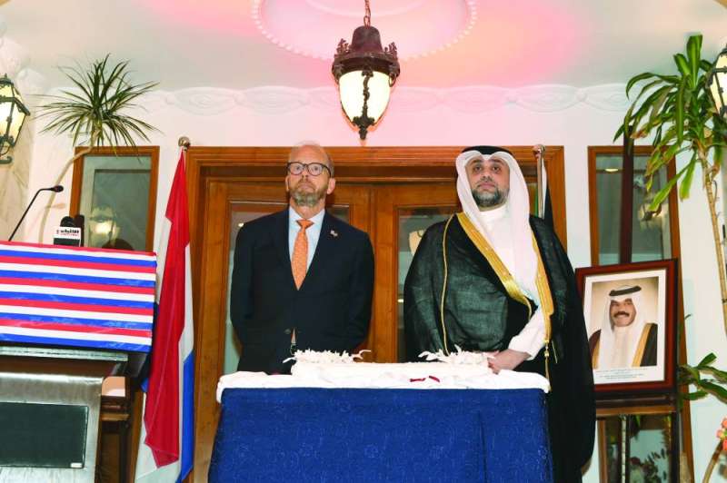 
السفير الهولندي وحياتي خلال قص قالب الحلوى