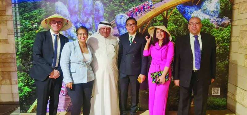 
السفير يتوسط بعض المدعوين للحفل الموسيقي