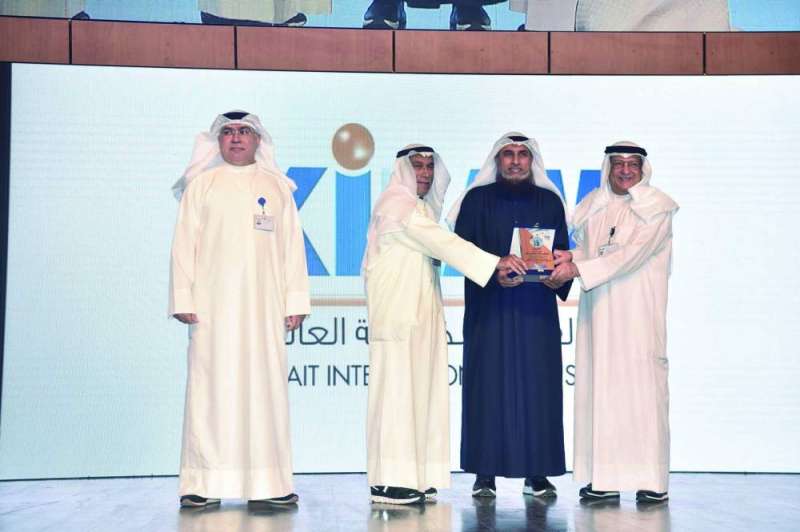 
تكريم ممثل راعي الملتقى