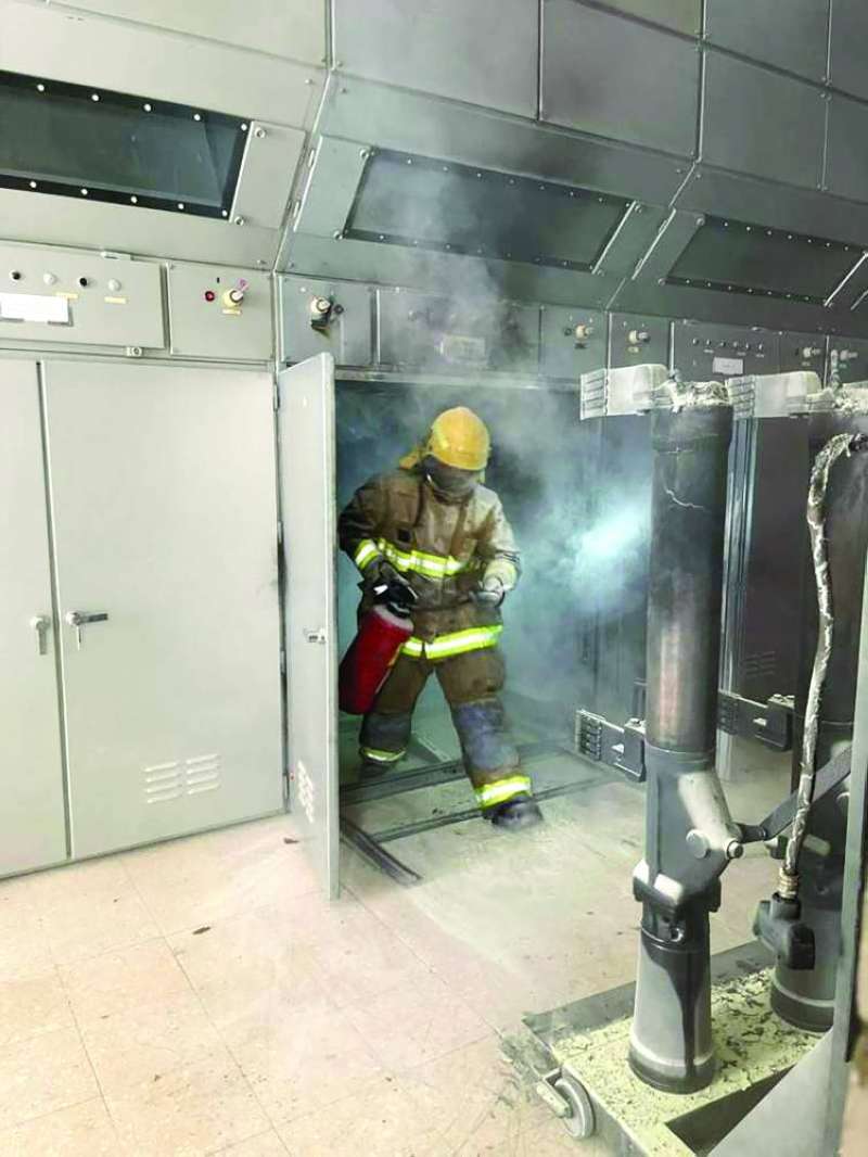 إطفائي يكافح الحريق 