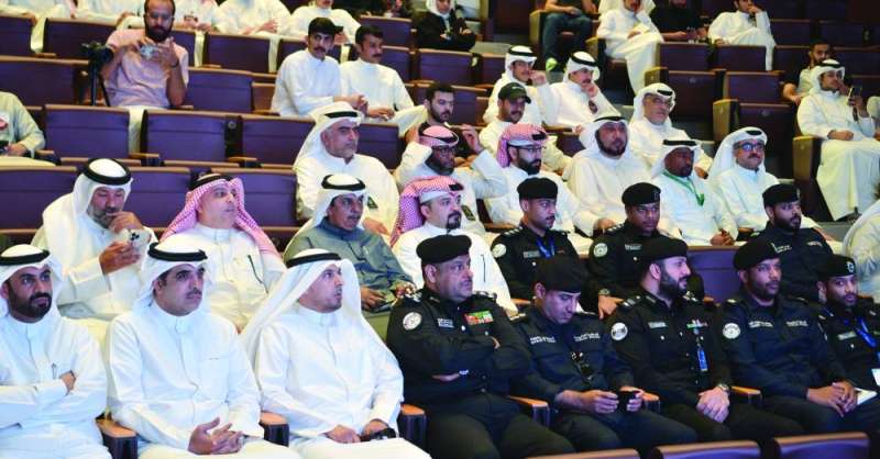 
الجلال والقيادات الأمنية والدبيس والظفيري والعجمي خلال الندوة
