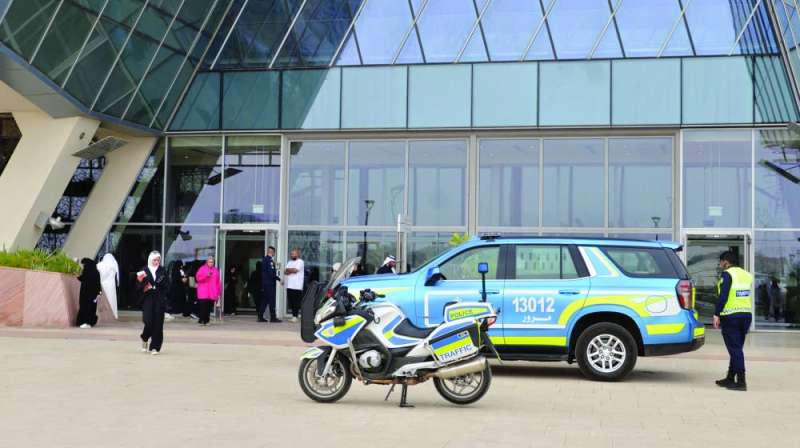 
آليات المرور أمام أحد مداخل الجامعة	 (تصوير سعود سالم)
