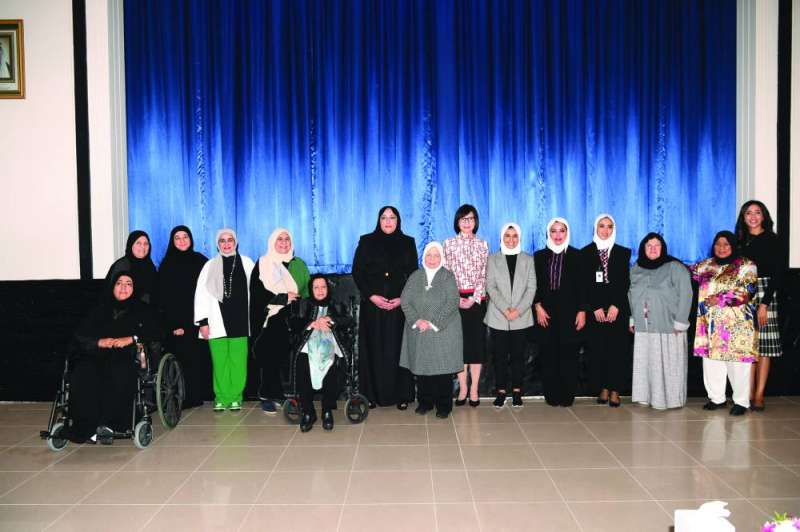 فادية السعد تتوسط المشاركات في الاحتفالية 