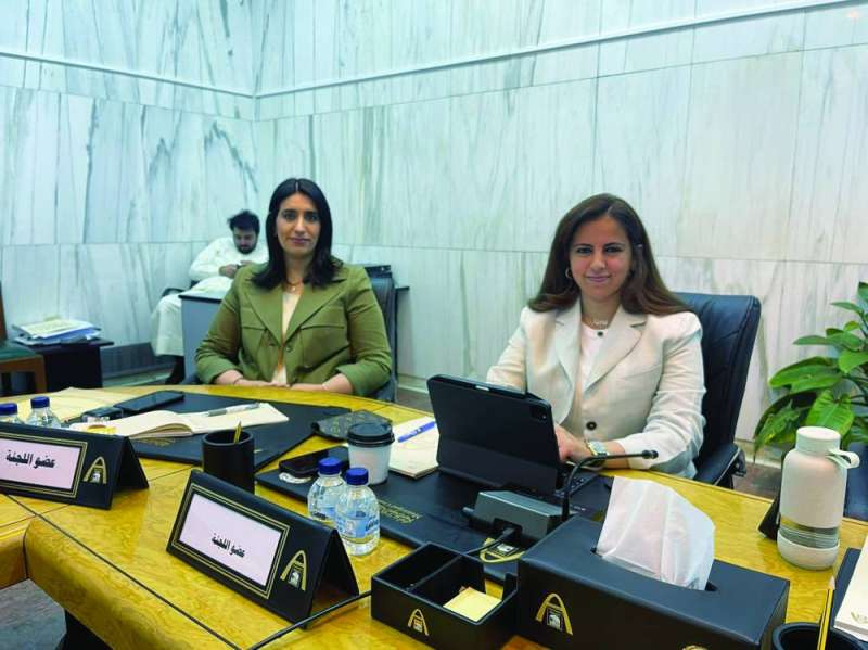 منيرة الأمير وفرح الرومي خلال الاجتماع 