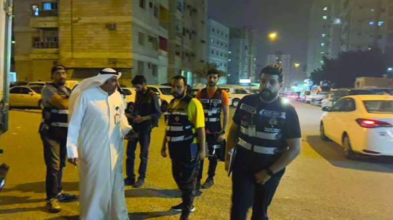 فريق طوارئ العاصمة ورجال الأمن لدى مداهمة البيت