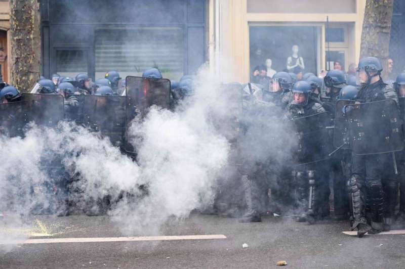 الشرطة تلقي قنابل غاز على المحتجين في العاصمة الفرنسية (أ ف ب)