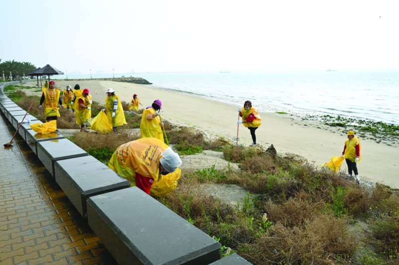 المُتطوّعون امتدوا على طول الشاطئ