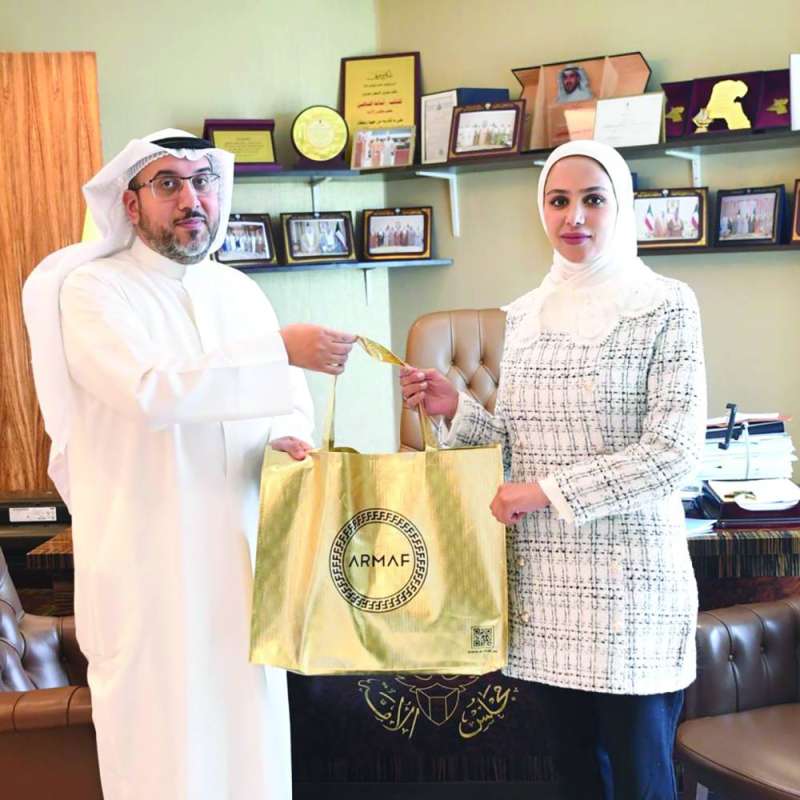 الشاهين مكرّماً الهزاع