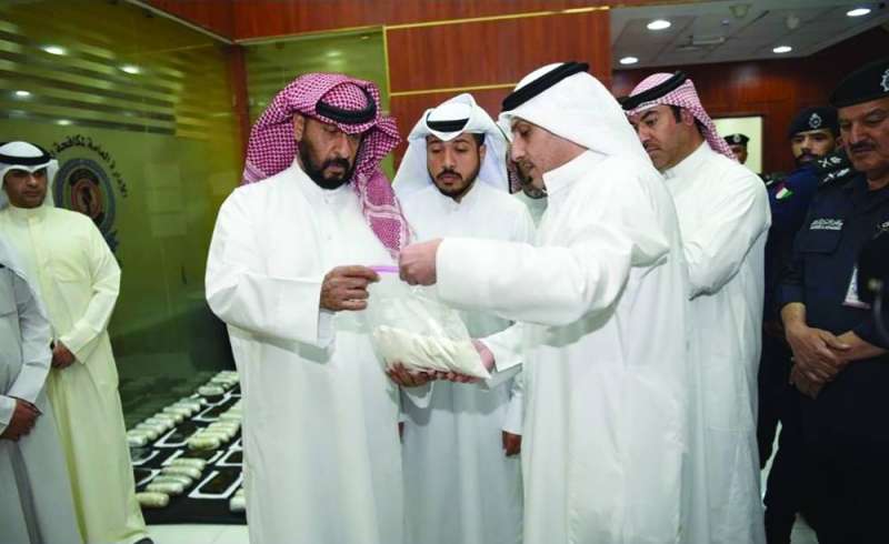 الخالد معايناً بعض الحبوب المضبوطة