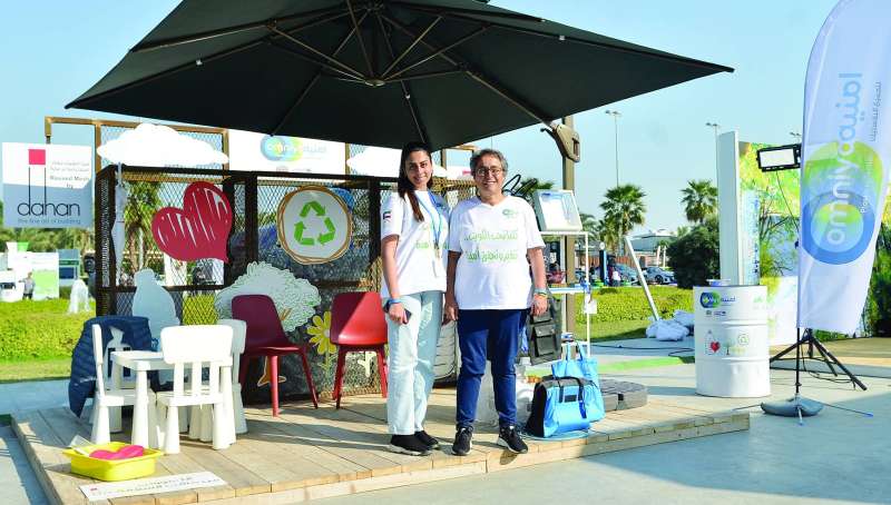 الغملاس وإحدى المشاركات في المعرض 