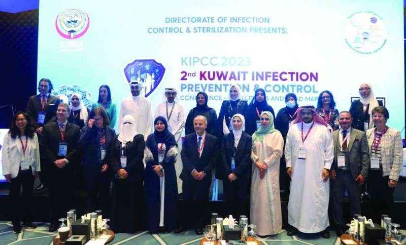 منظمو المؤتمر وعدد من الممختصين المشاركين فيه 