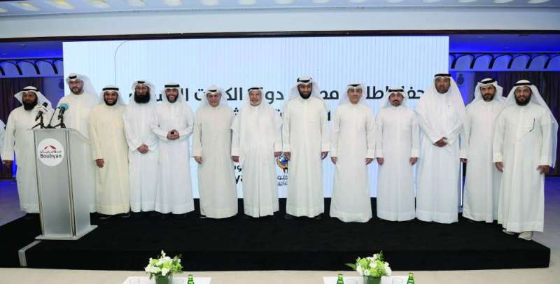 
صورة جماعية لمسؤولي «بوبيان» و«هيئة القرآن والسنة» وأئمة المسجد الكبير
