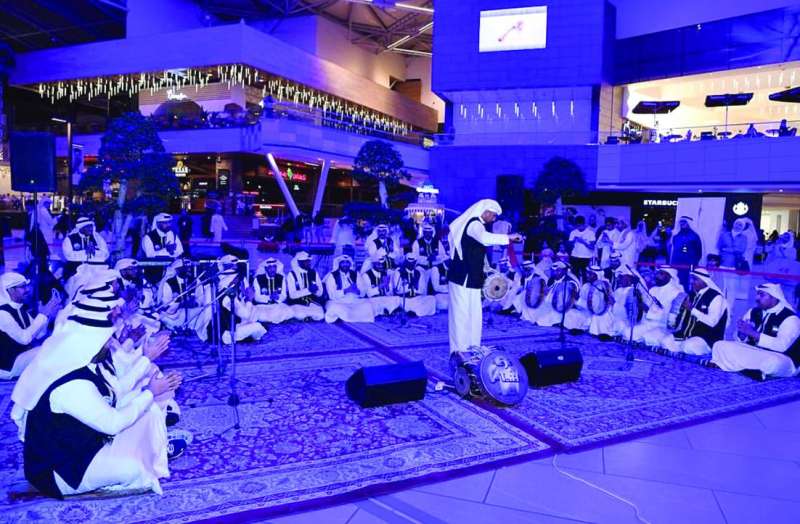 الجمهور يحيط بالفرقة 