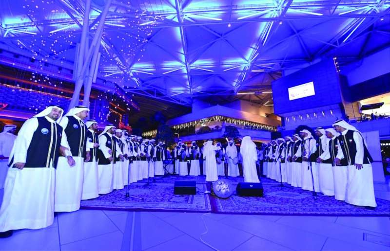 أعضاء فرقة الفنطاس يؤدون العرضة 