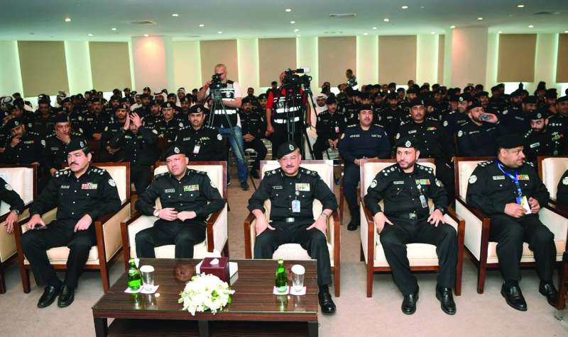 
الصايغ يتوسط قيادات المرور في حفل الختام