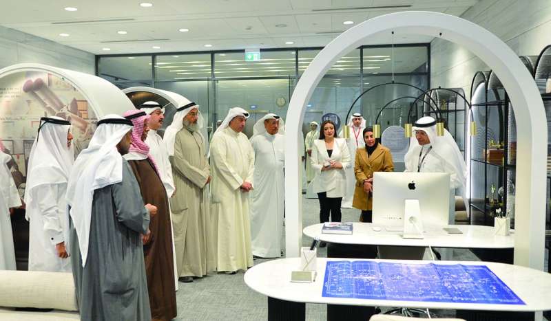 من معرض «عابر المجرات» في مركز عبدالله السالم الثقافي 