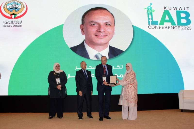 جانب من التكريم في المؤتمر