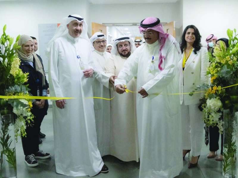 قص شريط الافتتاح