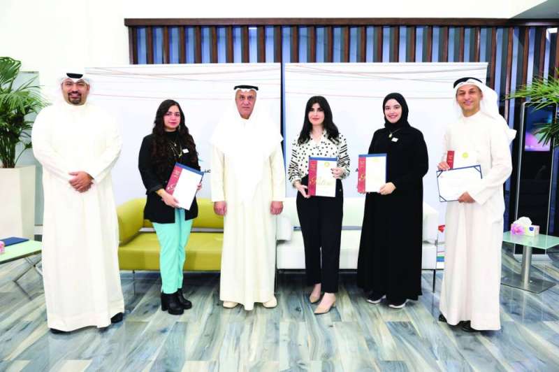 
بدر الحميضي متوسطاً المخترعين الكويتيين
