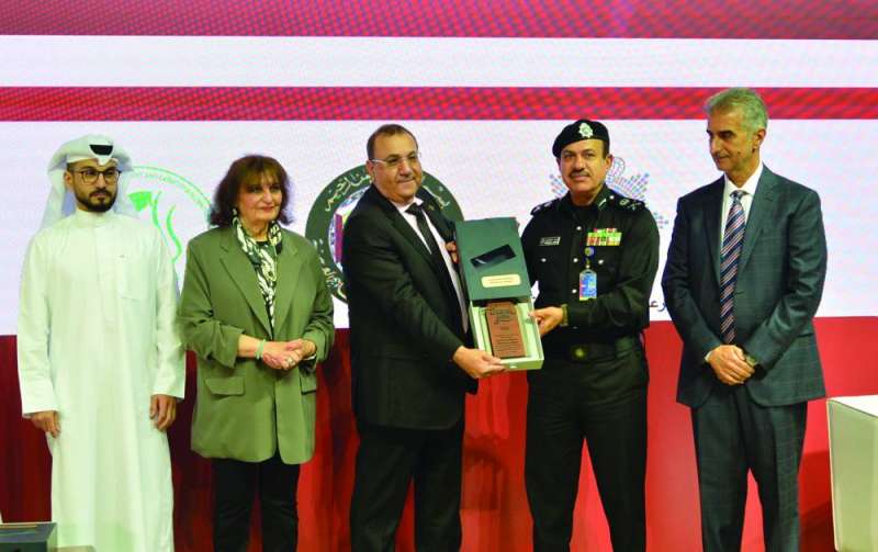 
الدكتور رفعت العدوي مكرّماً اللواء توحيد الكندري
