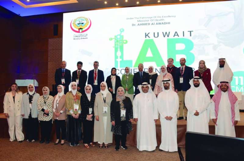 
وليد البصيري يتوسط المشاركين في مؤتمر المختبرات الطبية
