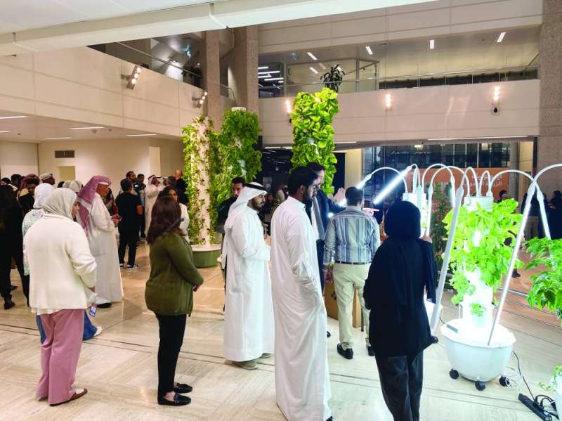 جانب من الحضور في المعرض المرافق للورشة