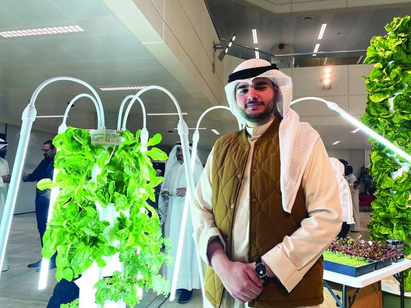 
أبورزق أمام أحد نماذج الزراعة العمودية الهوائية
