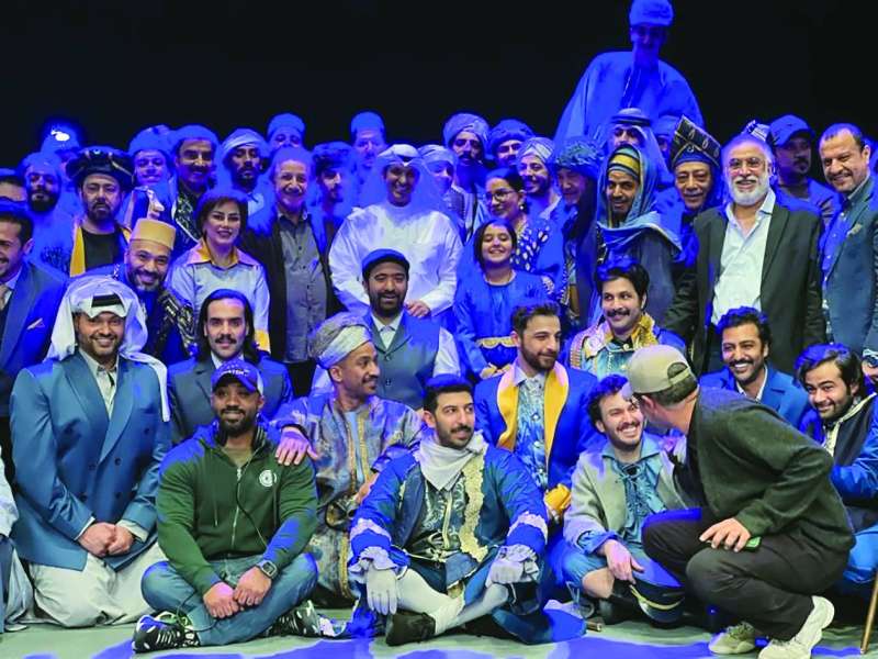 
وزير الإعلام متوسطاً فريق «سدرة اللؤلؤ»
