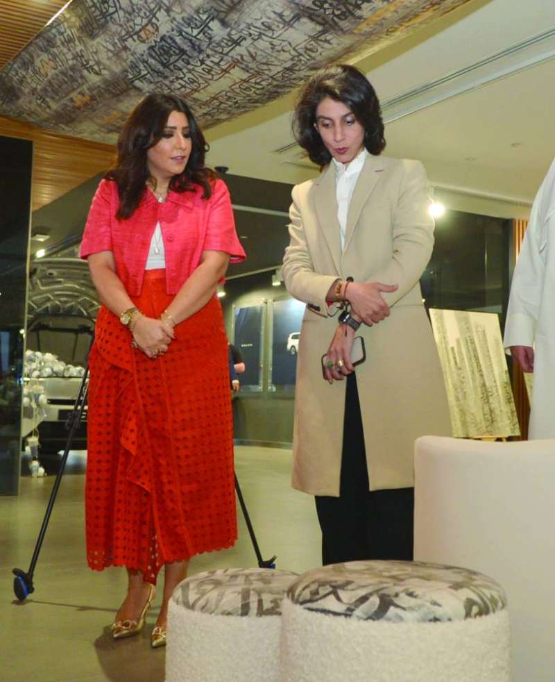 أشكناني تشرح لعالية الخالد عن معروضاتها 