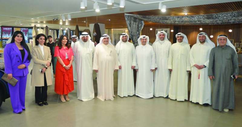 وليد الخشتي وشيماء أشكناني مع ضيوف المعرض	(تصوير سعود سالم)