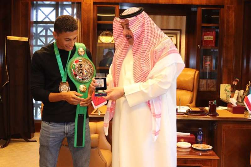 الشيخ فيصل الحمود مكرماً اللاعب شملان العثمان