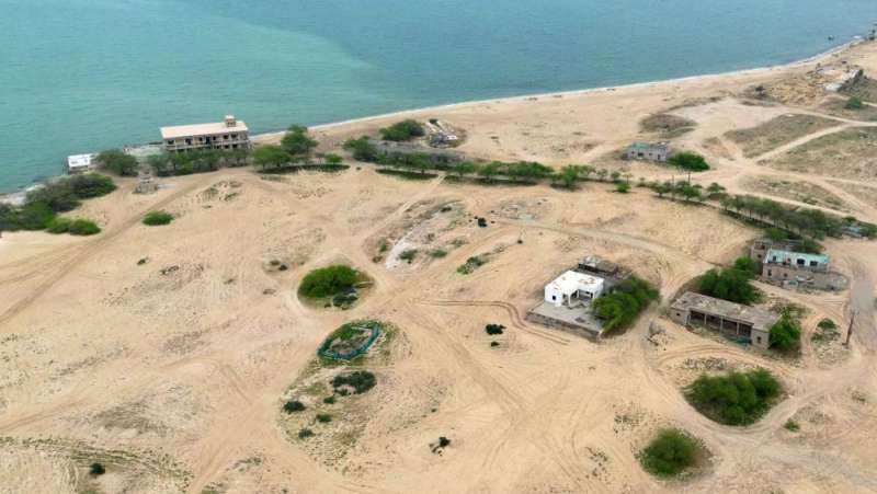 موقع مشروع محطة النويصيب ويبدو القصر في الجهة القريبة من البحر