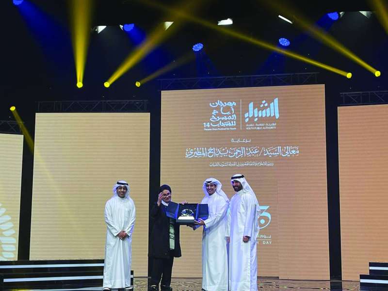 عبدالرحمن المطيري مكرماً سعاد عبدالله 