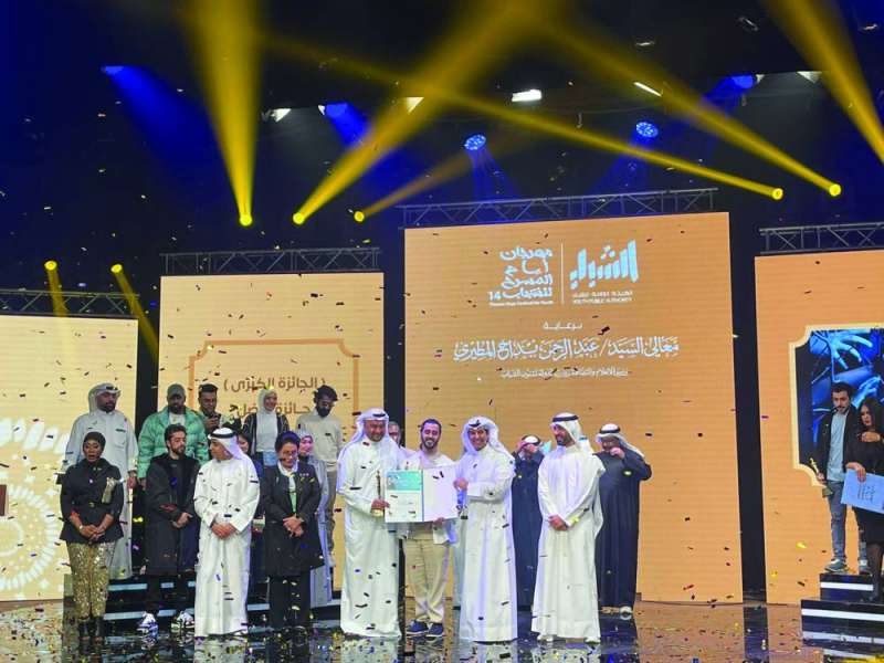 نبيل الفيلكاوي متسلماً جائزة «أفضل عرض متكامل» 