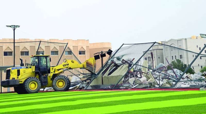 
إزالة الشبك الفاصل بين الملاعب	(تصوير نايف العقلة)