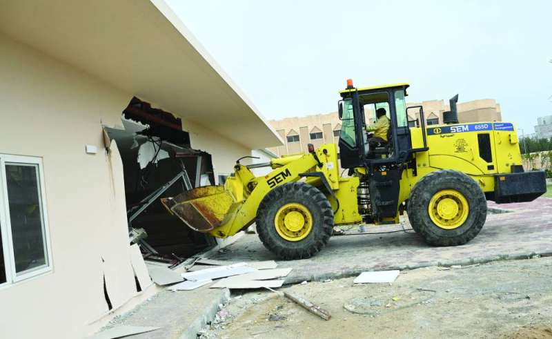 
هدم الصالة في داخل المشروع المخالف