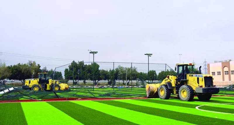 جرف أرضية الملاعب الخضراء وإزالة الفواصل بينها