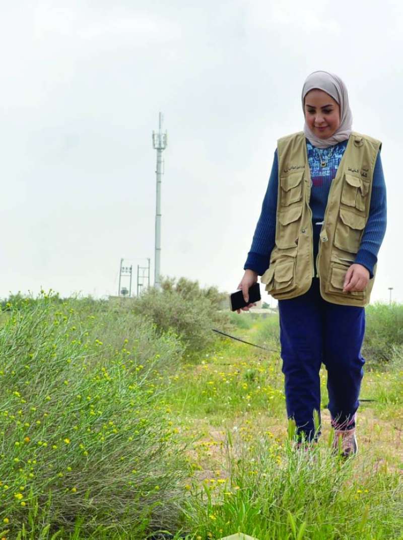 
كبيرة اختصاصيي طبقات الأرض شفيقة الخياط تتفقد النباتات
