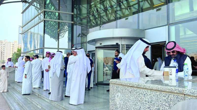 جانب من المعتصمين أمام مبنى وزارة التعليم العالي