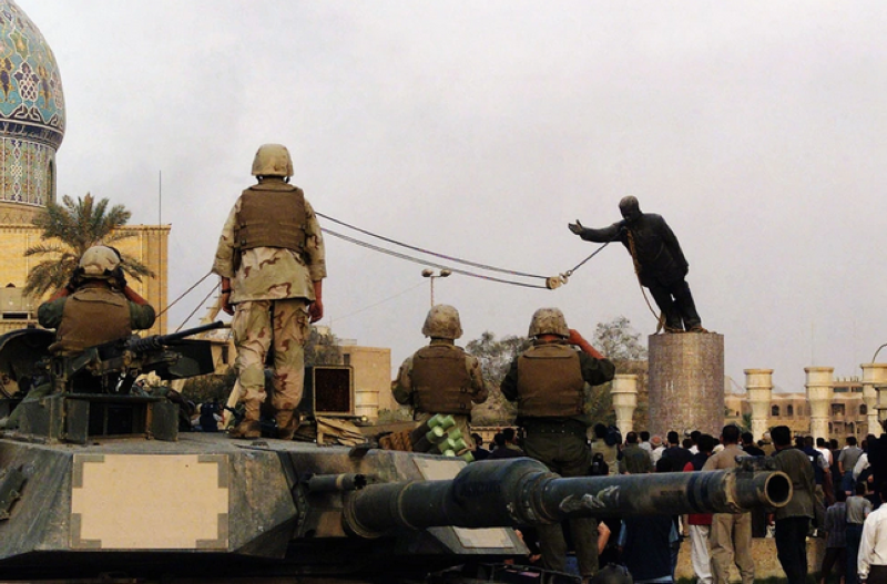 إسقاط تمثال صدام في بغداد