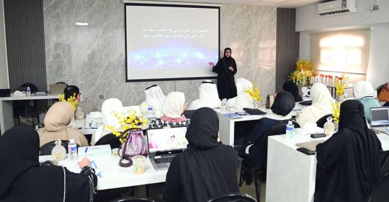 
متابعة من الحضور للشرح 	(تصوير نايف العقلة)
