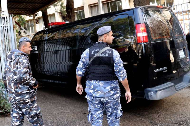  وصول سيارة تقل محققين أوروبيين إلى قصر العدل في بيروت أمس (أ ف ب)