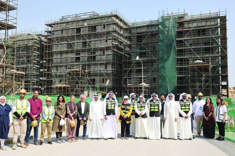 
مدير السكنية ومرافقوه في موقع المشروع
